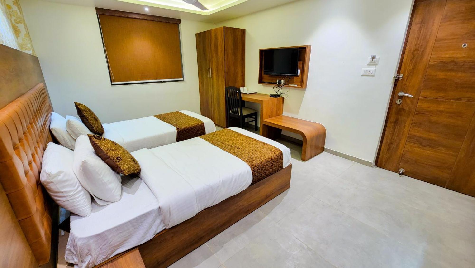 Hotel Nova Pride Раджкот Экстерьер фото